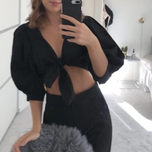 Svart partytopp monki - Superfin svart topp ifrån monki! Fint skick. Stl XS