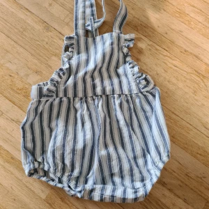 Hängselbyxor - Hängselbyxor strl 68, från Newbie. Oanvända och nya utan prislapp. 