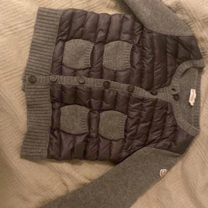 Moncler cardigan  - Jättefin moncler cardigan i storlek L men sitter som en xs/s. Vill helst byta mot en annan cardigan eller något från Maria Nilsdotter. Säljer endast vid bra bud❤️