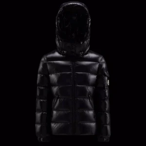 Moncler Bady jacket  - Säljer min moncler jacka då den inte kommer till användning längre. Den är som ny och har all äktehetsbevis som givetvis kommer att skickas med. Köptes på slutet av förra vintern och endast använd fåtal gånger. Den passar mig perfekt som är 16 år o 168cm!