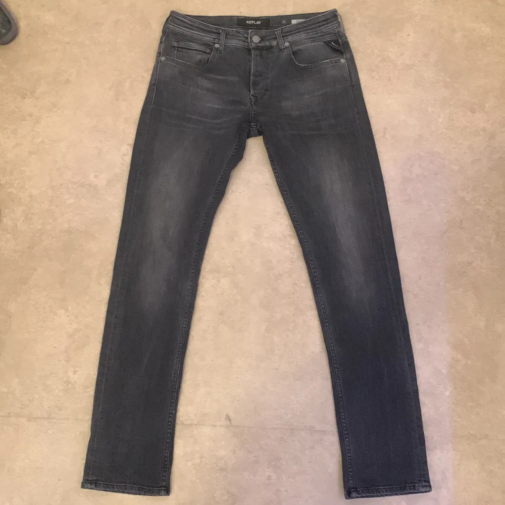 Replay jeans i mörkgrå färg, modellen Grover i dunder skick 7/10, snygga jeans för bra pris, nypris ca 1100, storlek W31 L32. Jeans & Byxor.