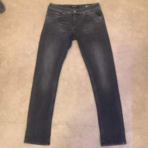 Replay jeans i mörkgrå färg, modellen Grover i dunder skick 7/10, snygga jeans för bra pris, nypris ca 1100, storlek W31 L32