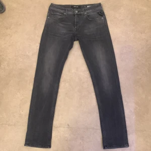 Replay jeans mörkgrå - Replay jeans i mörkgrå färg, modellen Grover i dunder skick 7/10, snygga jeans för bra pris, nypris ca 1100, storlek W31 L32