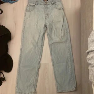 Baggy jeans - Tjena säljer nu mina baggy dickies jeans då jag bytt stil   Storlek  W30 L32