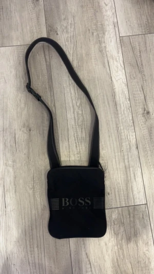 Hugo boss axelväska  - Hugo boss axelväska, säljer den pga jag inte använder den längre.