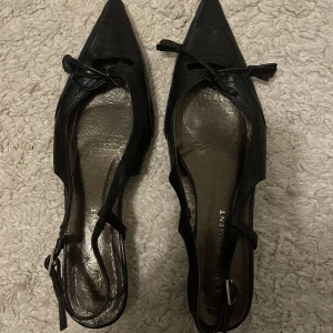 Vintage klackar - Världens sötaste vintage klackar men väldigt låg klack och spetsig tå. Står ingen storlek i men jag har 39 och dessa passar inte så skulle säga att de är 37/liten 38.
