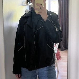 Skinnjacka - Svart skinnjacka från Missguided som ska sitta oversize. Jag har vanligtvis s/m i jackor och tycker att denna i storlek 36 inte är tillräckligt oversize, därav vill jag nu sälja jackan. Köpt för ca 400kr för 2,5 år sedan. Bra skick och ej äkta skinn!
