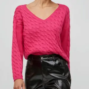 Säljer denna vila tröja då jag inte använder den. Barbie rosa tröja med v ringning. 💗 Den sitter lite kort på mig 168 cm och jag oftast S-M. Köpte den för någon månad sedan och har aldrig använt den därav pris och kvaliten är 10/10💕💕
