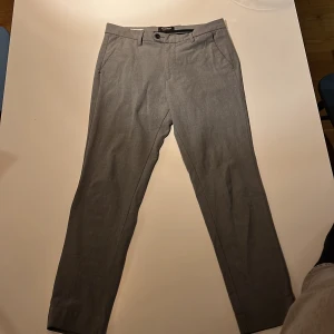 Gråa kostymbyxor  - Säljer ett par kostymbyxor i fint skick. Priset är prutbart. Skriv gärna vid intresse! Org pris: 399kr