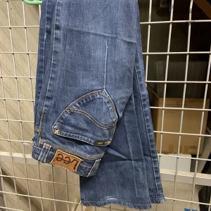 Lee jeans  - Använda därav lite slitningar men fint skick ändå. Passar någon som har Stl 24/25 i waist och längd 30/32. 