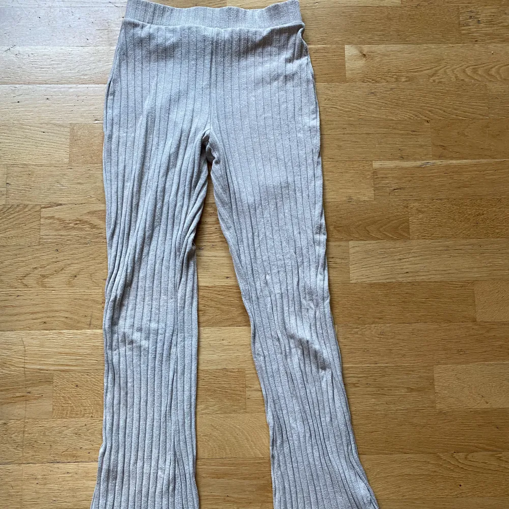 Ribbade byxor från Gina Tricot med slits. Jeans & Byxor.