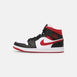 JORDAN 1s!!! - Säljer mina Jordan 1s, kommer ej t användning, storlek 38,5. Köptes i Maj 2023!! Smutsiga nu, men tvättar de innan köpning!!🙌