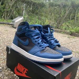 Jordan 1 dark Marina blue säljes, Storlek 40,5 - Dem har bara använts 3 gånger, inga skador på dem skick 10/10. Kvitto finns vid köp 