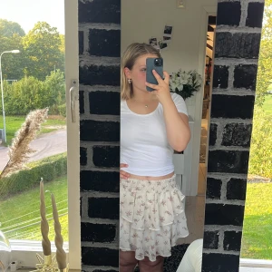 Blommig kjol - Säljer denna fina kjolen från GinaTricot då den tyvärr inte kommer till användning. Mycket fin kjol😍💛som passar både S/M men skulle kanske passa en som är i storlek L också☺️💛🙌🏻