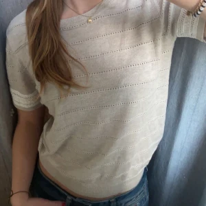 Finstickad Beige tröja💕 - Jättefin finstickad tröja med broderi🤍 Säljs för att den inte används.  Kontakta mig för fler bilder, frågor och intresse!❤️‍🔥