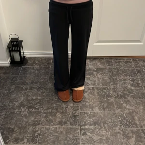 Lågmidjade byxor - Märket SOC strl 36/S. Innerbenslängden är 81cm. Passar nog någon 165-175cm. Typ träningsmaterial så skulle kalla de yogabyxor ❣️köpta på sellpy sjölv bara testat de, fortfarande i jättebra skick!