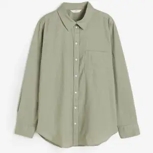Grön skjorta i linmix, superfin skjorta men säljer då den inte kommer till användning. Aldrig använd. Köpt från hm för 249kr. Fraktkostnad tillkommer.