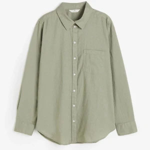 Skjorta  - Grön skjorta i linmix, superfin skjorta men säljer då den inte kommer till användning. Aldrig använd. Köpt från hm för 249kr. Fraktkostnad tillkommer.