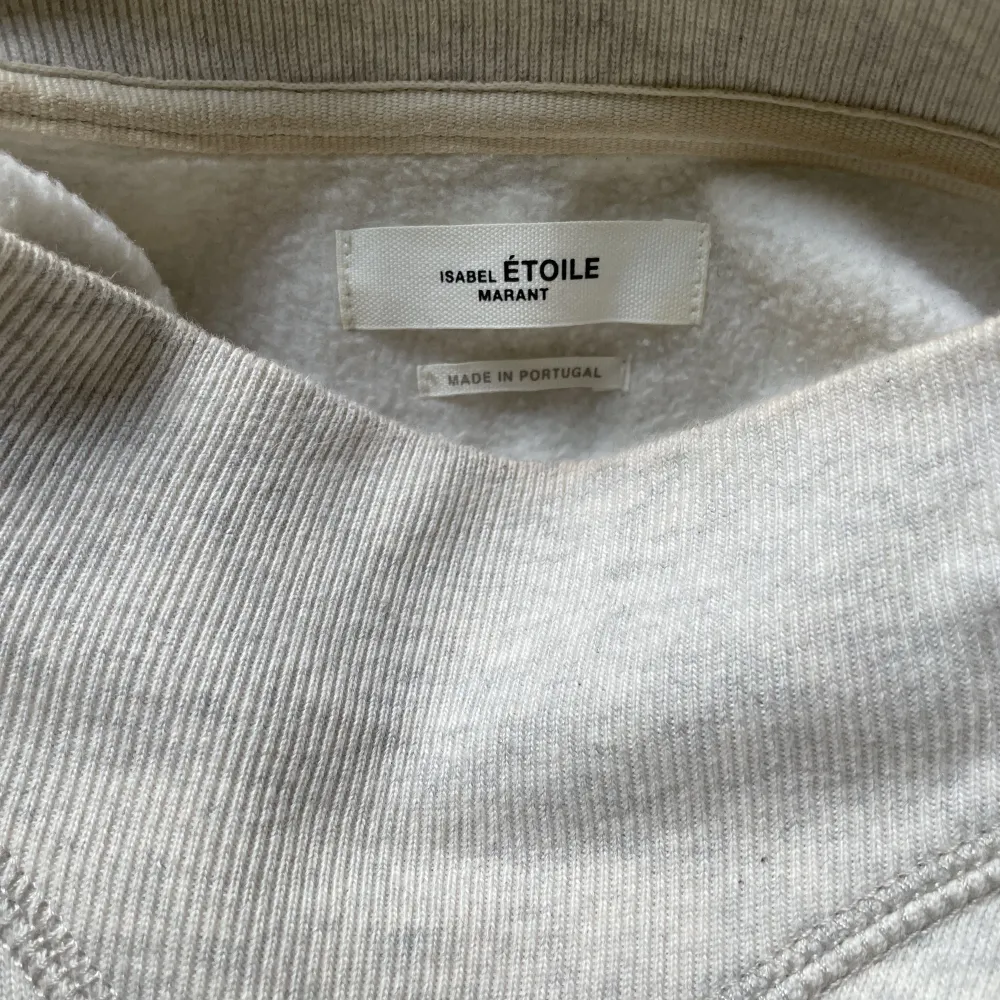 Säljer min supersnygga Isabel Marant tröja då jag inte får så mycket användning av den längre, i en supersnygg grå färg🥰. Tröjor & Koftor.