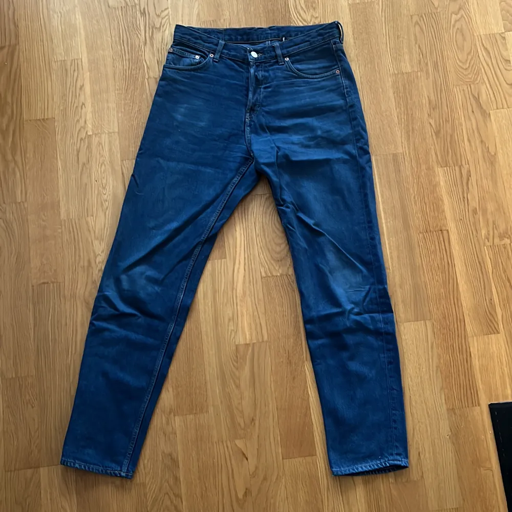 Schyssta weekday jeans som inte kommer till användning. 8/10 skick. Skriv om du har frågor:) Pris kan diskuteras. Jeans & Byxor.
