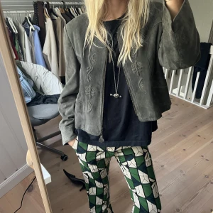 Jacka - Den cooolaste jackan, mocka/läder med snygga detaljer fram! Mörkgrön😍 Är inte säker helt om jag vill sälja men den kommer tyvärr inte till användning:( storlek 40 men mer en M, så snygg passform! Köpt secondhand!