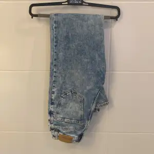 Typ blåa jeans modellen heter typ Wade eller straight tror jag, säljs för att dom inte används ( hon som bär jeansen är 163-164 cm)👌🏼❤️