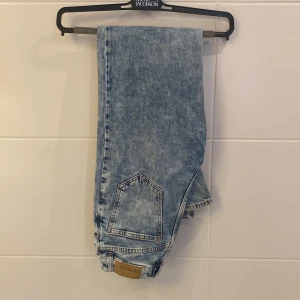 Blåa jeans  - Typ blåa jeans modellen heter typ Wade eller straight tror jag, säljs för att dom inte används ( hon som bär jeansen är 163-164 cm)👌🏼❤️