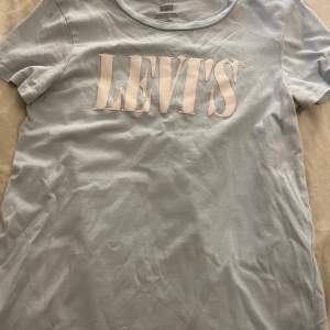 Säljer min T-shirt från Levis, fint skick, ej använd!
