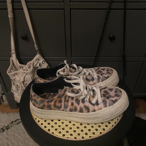 Converse  - Säljer dessa så snygga och unika platå Converse i leo print då de tyvärr är för små:(  Passar även 37/5💓