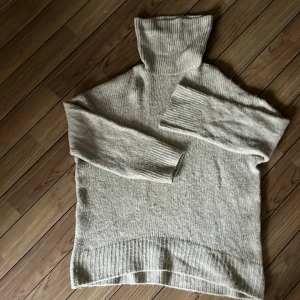 Stickad tröja - Tjock stickad tröja i helt men använt skick