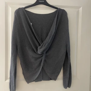 Tröja - Tröja med twistad del i ryggen, i mycket gott skick 