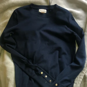 Fin tröja - Säljer nu denna jätte fina tröja från Lindex kollektion ”Holly &white”  säljer den för att den inte kommer till användning priset kan diskuteras 