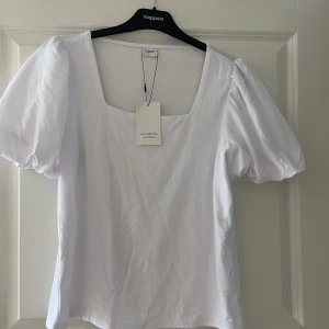 Tröja - Tröja ifrån Nelly som aldrig är använd. Den har puff axlar. 