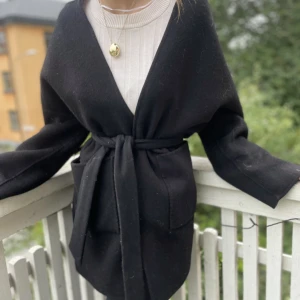 Svart kappa - Säljer fin kappa, använda fåtal ggr. Säljer pågrund utav låg användning. Köpt för 1900❤️