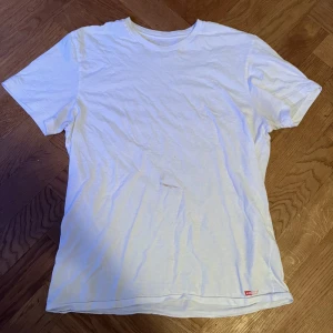 Levi’s tshirt - Säljer en helt blank Levi’s T-shirt. Fint skick men har en fläck på magen, går antagligen bort om man behandlar tröjan! Bra kvalitet och fin passform. Perfekt att ha under en hoodie ,zipup eller en overshirt. Släpper billigt.