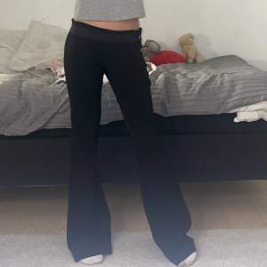 Jättefina yoga pants/kostymbyxor, helt nya lappen sitter kvar säljer då är är för långa i benen(är själv 165)💓priset kan diskuteras vid snabbt köp(byxorna är nervikta på bilden)💕💕