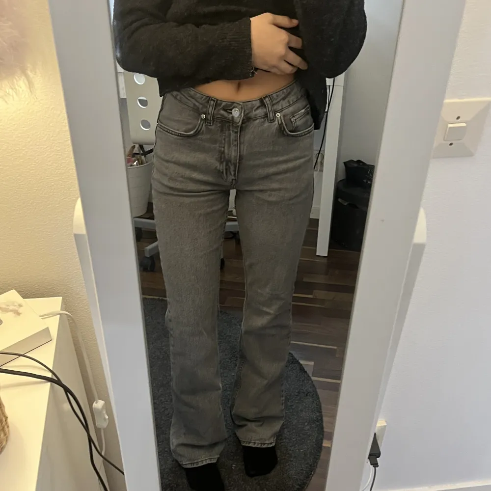 Jätte fina gråa jeans från Gina i storlek 36 men passar mig som har 34 passar mig i längden och jag är 165, säljer för att jag aldrig använder dom längre . Jeans & Byxor.