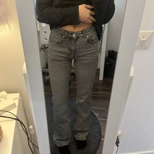 Jätte fina gråa jeans från Gina i storlek 36 men passar mig som har 34 passar mig i längden och jag är 165, säljer för att jag aldrig använder dom längre 
