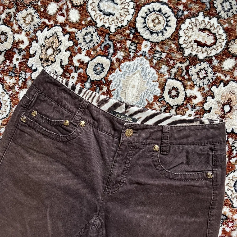Säljes via instagram - @vintagelab.se.  Dm där för mått sitter mindre. Jeans & Byxor.