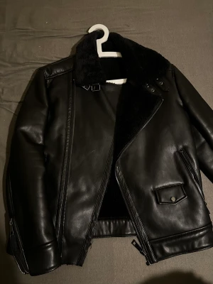 Skinn jacka zara - En skinn jacka från Zara säljs pga ingen användning. Knappt använd. Funkar för både tjejer och killar. Pris kan diskuteras vid snabb affär