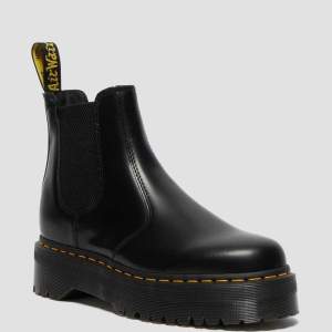 Säljer mina fina Dr Martens då de ej kommer till användning längre. Perfekta skor inför hösten! De är i fint skick men har ett fåtal skönhetsfel, se bilder! Aningen stora i storleken.