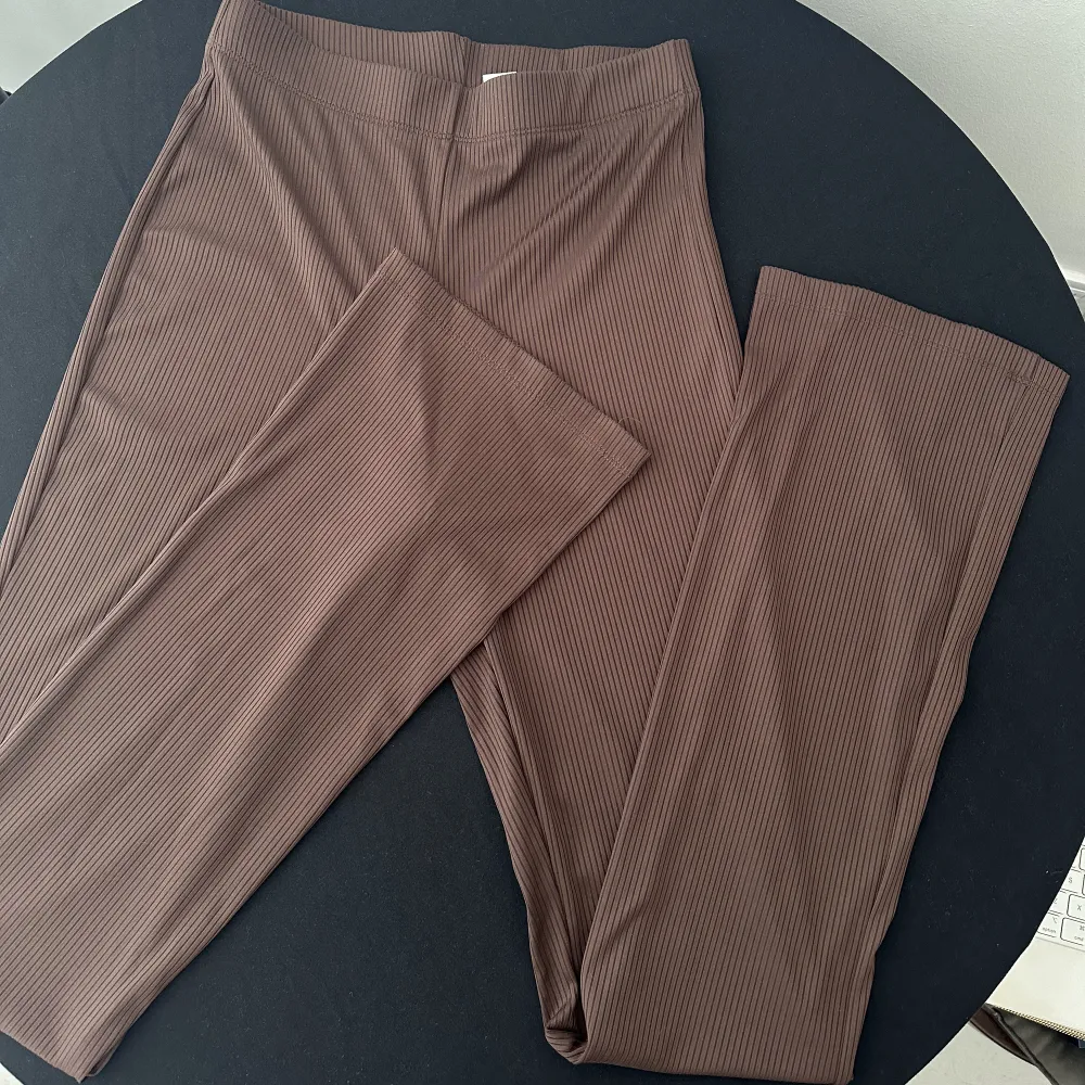 Leggings like brown trousers with slight bootleg.  Very comfortable. Hugs the figure quite well. Size S🤍. Jeans & Byxor.