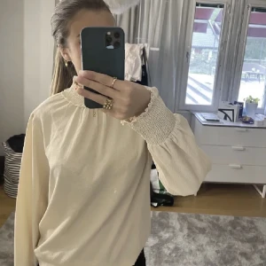 Blus - Så himla fin creme vit blus som tyvärr inte kommer till användning då jag har så många blusar!💞Storlek 40 men passar mig som har S💞Perfekt till en middag! Använd gärna ” köp nu”😇
