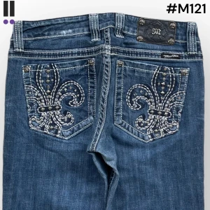 M121 lågmidjade bootcut missme jeans  - MissMe jeans i model Boot 💜 Tag 30W 💜Midja (rakt över) 40cm 💜 Innerben 79cm 💜 Ytterben 105cm 💜 Benöppning 21cm 💜 Saknar diamanter, nergågna 💜Våra mått blir W=31, L=31 💜 Men jämför alltid måtten💜M121