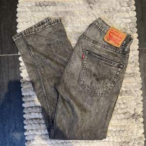 Riktigt schysta gråa jeans från Levi’s i modellen 502 (lik 501) i fint skick, storlek 31/32