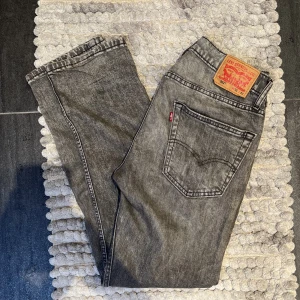 Levis 502 - Riktigt schysta gråa jeans från Levi’s i modellen 502 (lik 501) i fint skick, storlek 31/32