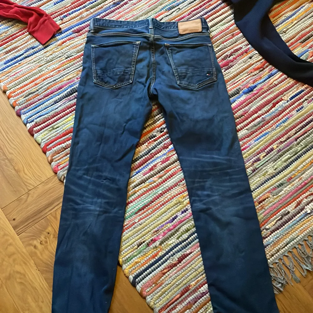 Säljer dessa Tommy hilfiger jeans som funkar att ha både som tjej och kille! Fint skick utan några defekter. Hör av er vid frågor och intressen👍. Jeans & Byxor.