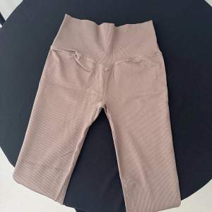 Ljusbruna leggings, något tjockare material än vanliga leggings, endast använda ett fåtal gånger,  S 🤍