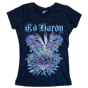 Ed hardy T-shirt  - Cool T-shirt från ed hardy! Inte sätt några defekter. Strlk XS/S skulle jag säga