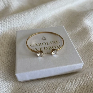 Caroline Svedbom armband  - Endast använt en gång. Nypris 595kr. Det är ett stelarmband som är justerbart. Skickar mer info om armbandet vid intresse 🤍